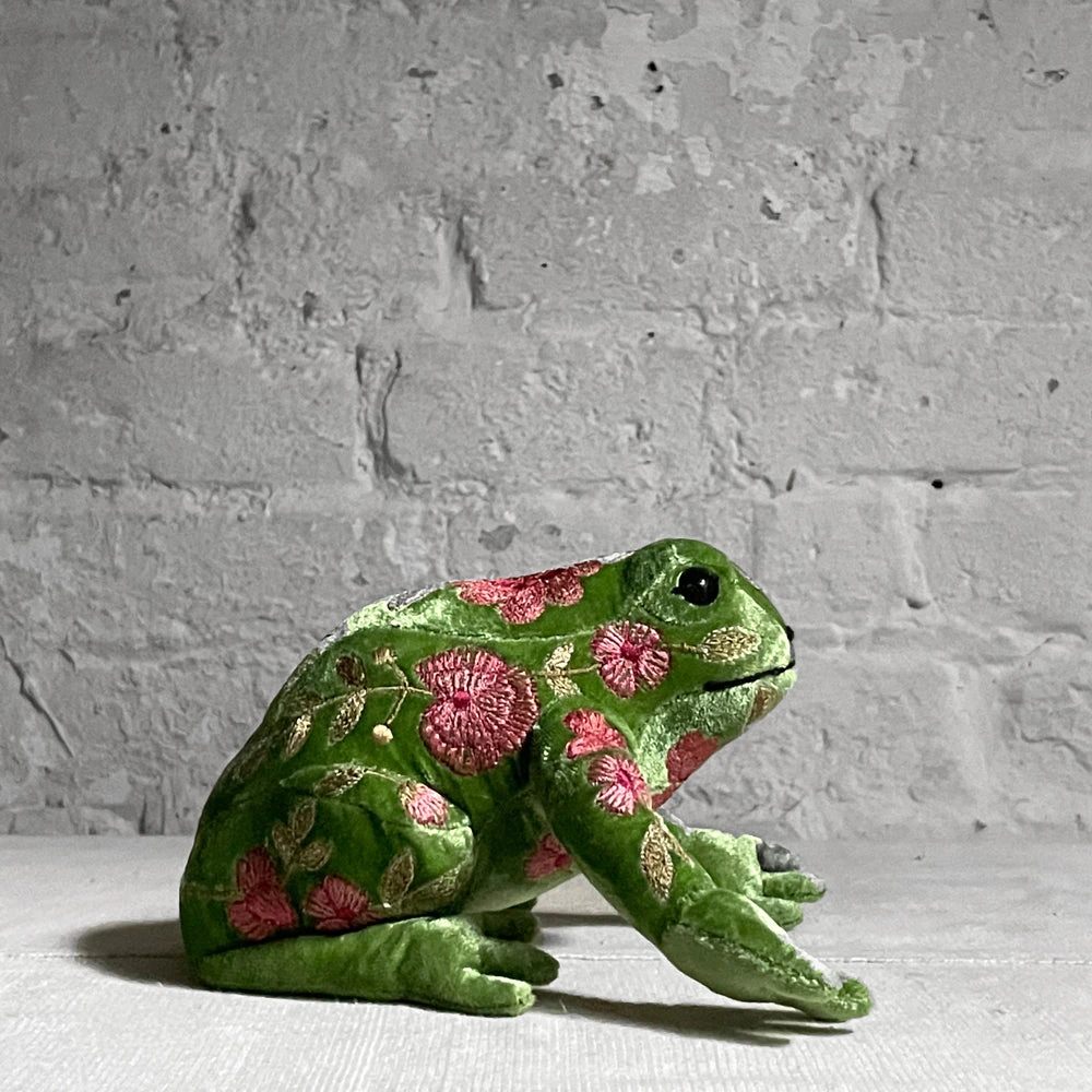Anke Drechsel Anke Drechsel Embroidered Animals Megan Silk Velvet Embroidered Frog In Emerald 3 Anke Drechsel Anke Drechsel Embroidered Animals Megan Silk Velvet Embroidered Frog In Emerald