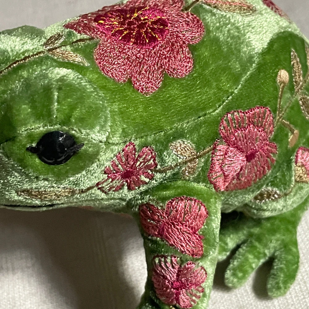 Anke Drechsel Anke Drechsel Embroidered Animals Megan Silk Velvet Embroidered Frog In Emerald 5 Anke Drechsel Anke Drechsel Embroidered Animals Megan Silk Velvet Embroidered Frog In Emerald