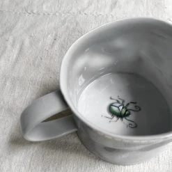 Botticelli Ceramics Dining & Tabletop Crumpled Beetle Mug With Spotted Gold Rim